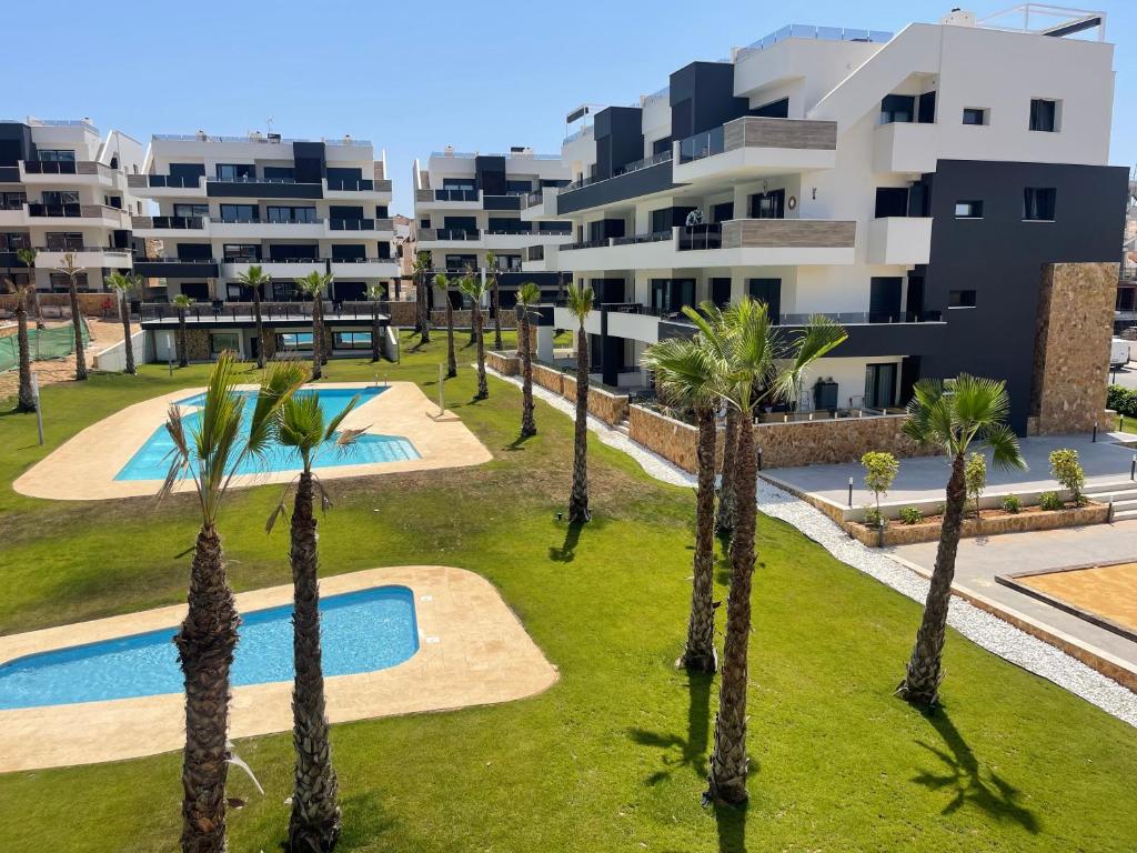 un apartamento con palmeras frente a un edificio en Sunrise Luxury Apartment, en La Florida