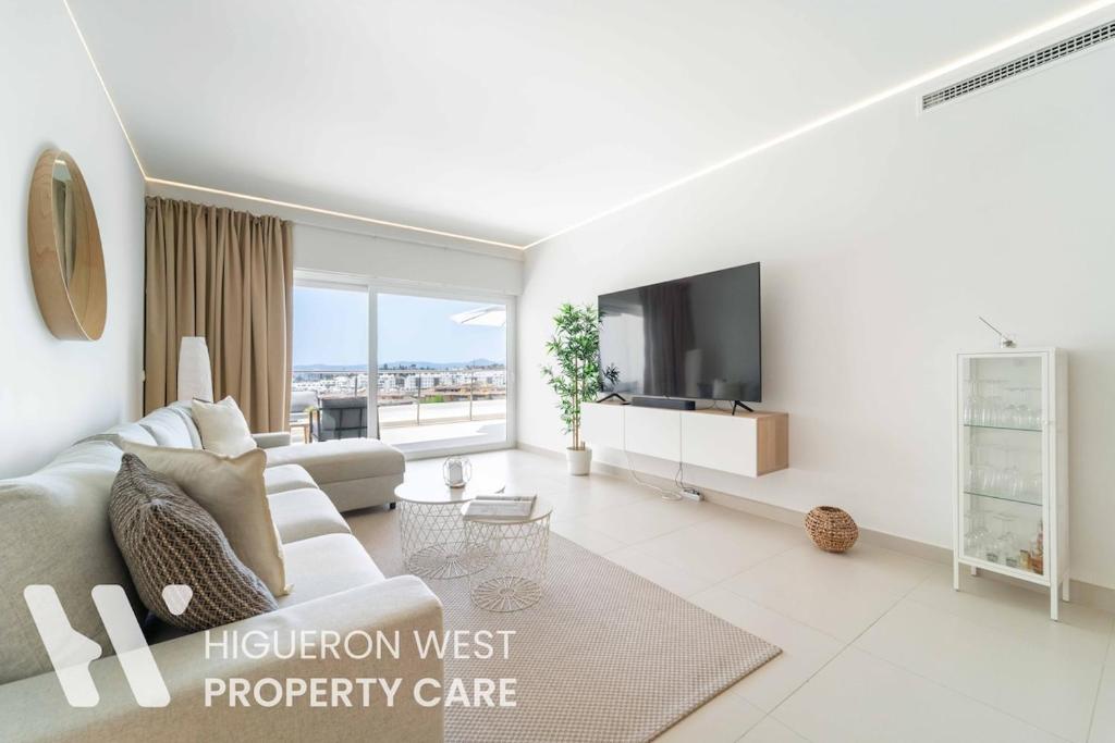 Sunset Vista - Apartment with Mountain Views and Pool, Carvajal, Fuengirola