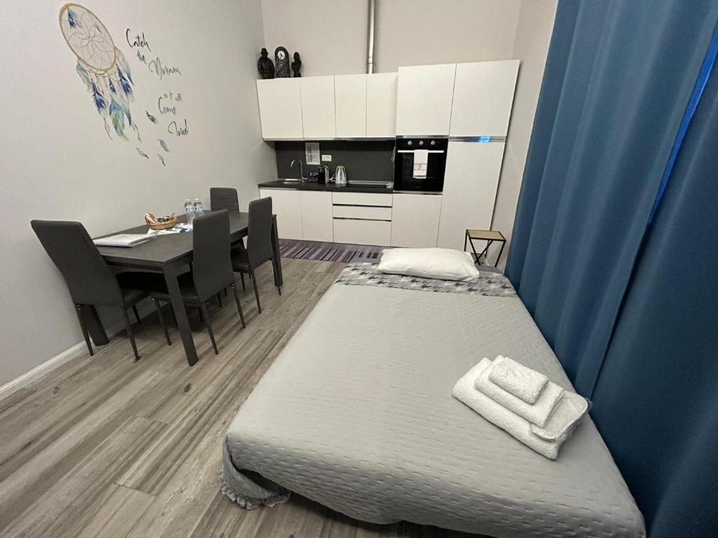 En eller flere senge i et værelse på Dream Catcher Apartment