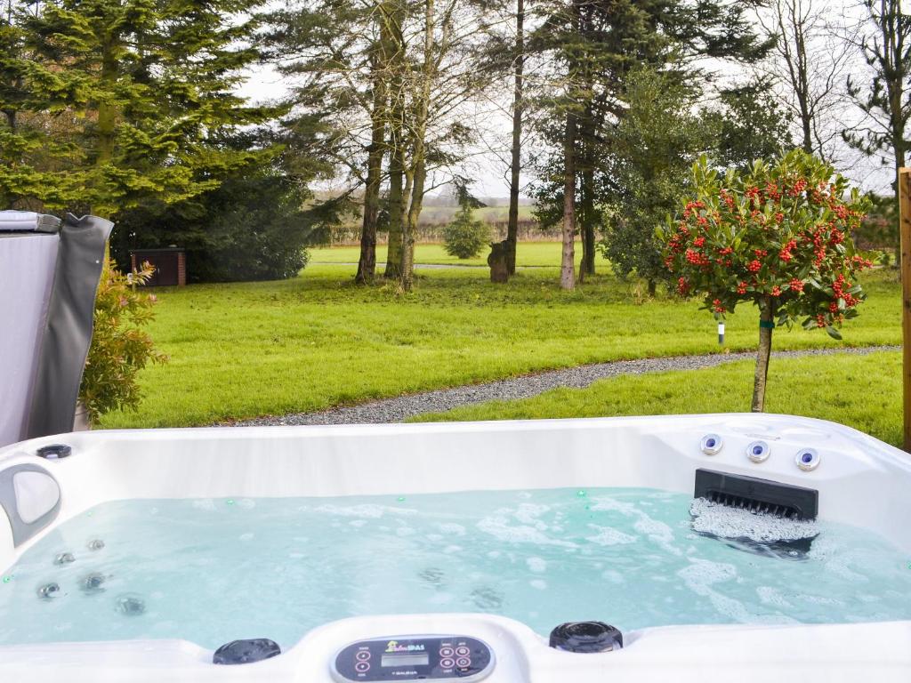 a bath tub filled with water in a yard at Blue Bell - Uk46018 in Pocklington