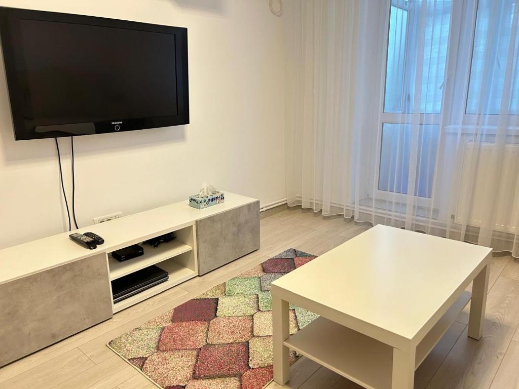 a living room with a tv and a coffee table at Apartament Tomis Nord in Constanţa