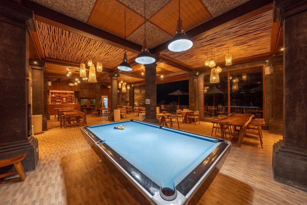 Biliár nebo kulečník v ubytování The Lumbung Jaya Resort