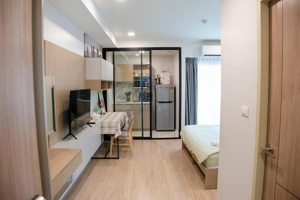 Ένα ή περισσότερα κρεβάτια σε δωμάτιο στο Cozy Studio in Jed Yod Nimman Steps to Convenience Store