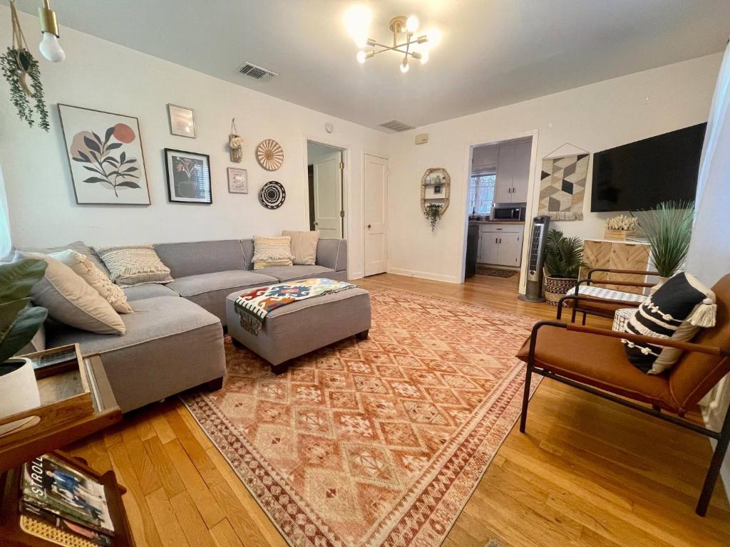una sala de estar con un sofá y una mesa en Downtown ATX! Deep Eddy Bungalow #B, en Austin