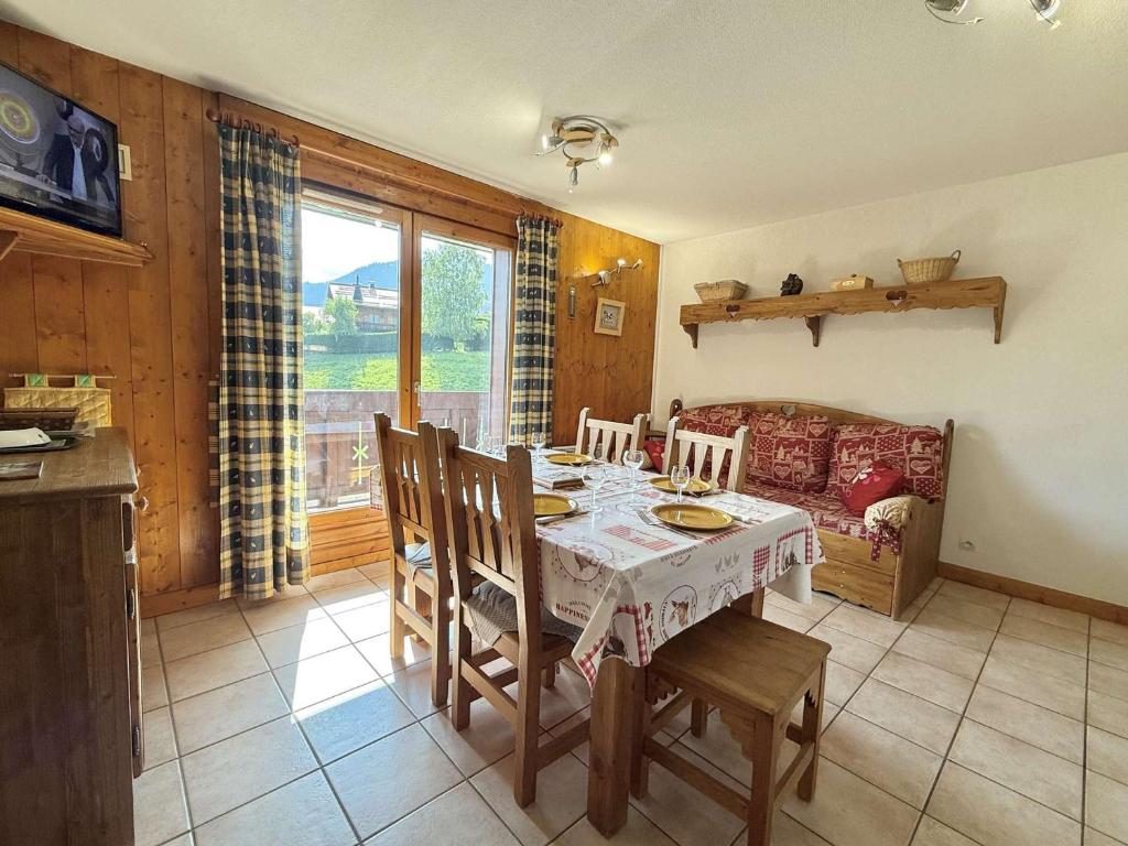 une cuisine et une salle à manger avec une table et des chaises dans l'établissement Spacieux 3 pièces à Praz-sur-Arly, balcon sud-ouest, garage, proche centre et remontées mécaniques - FR-1-603-16, à Praz-sur-Arly