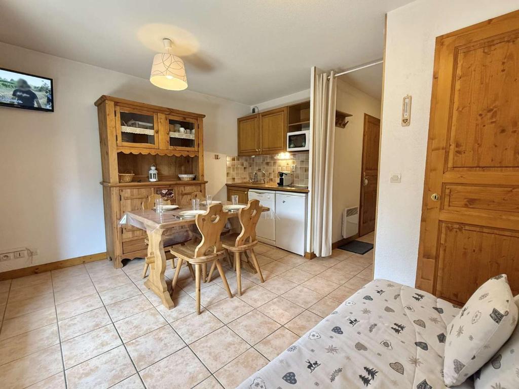 une cuisine avec une table et des chaises dans une pièce dans l'établissement Charmant Studio Cabine à Praz-Sur-Arly, Ideal Pour 4 avec Parking, Proche Village et Remontées - FR-1-603-17, à Praz-sur-Arly