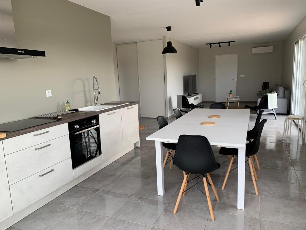 Kuchyň nebo kuchyňský kout v ubytování Maison cosy à Fronton