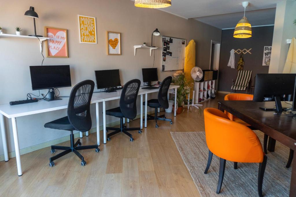 TV a/nebo společenská místnost v ubytování Banama Coliving & Coworking, Surf & Yoga - Casa Roja