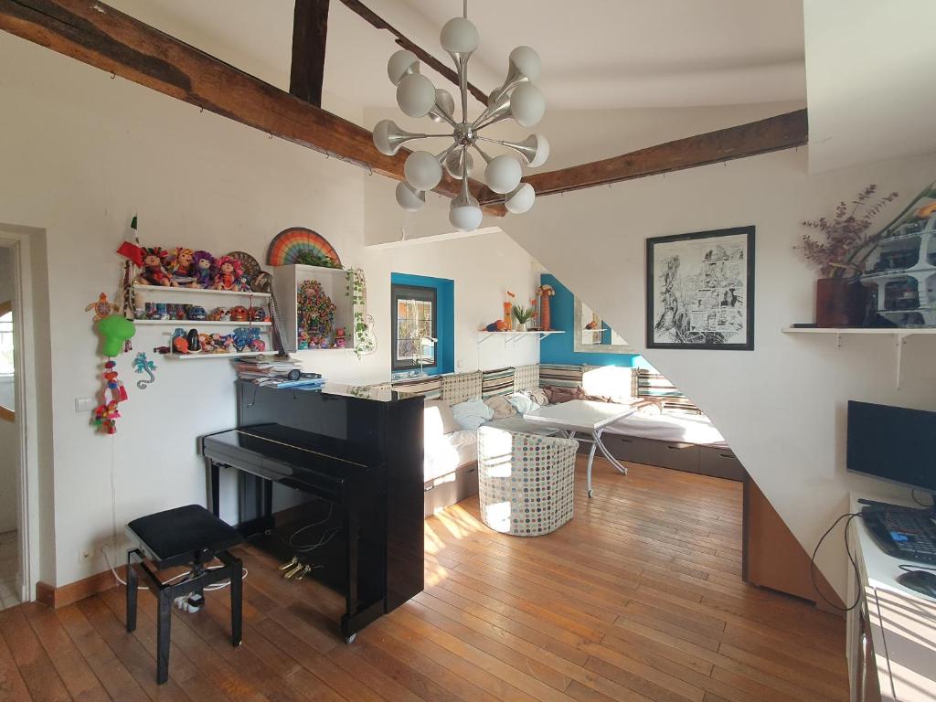 - un salon avec un bureau et un piano dans l'établissement Appartement 5 chambres au dernier étage, à Paris