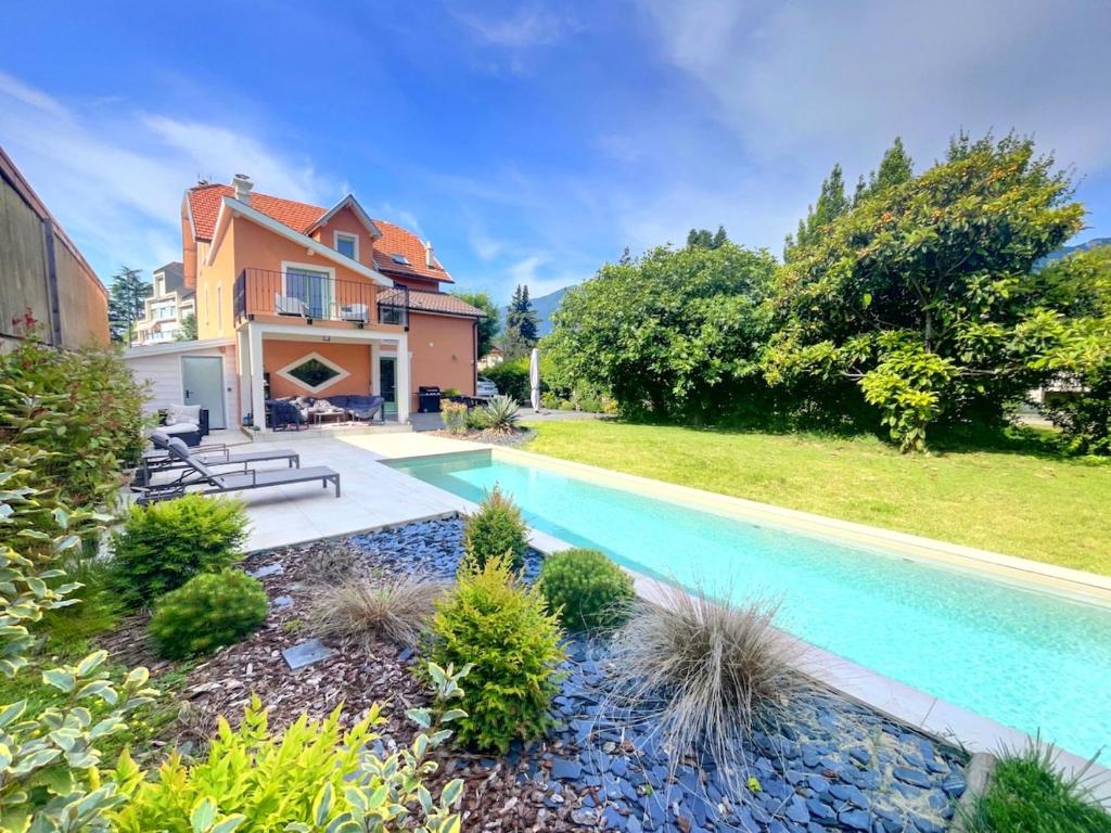 une piscine devant une maison dans l'établissement Villa Rossa - Bord du lac - version XL, à Aix-les-Bains