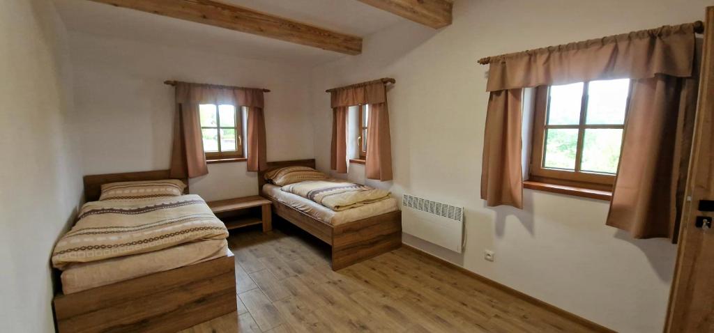 En eller flere senge i et værelse på Chalupa Rubinka