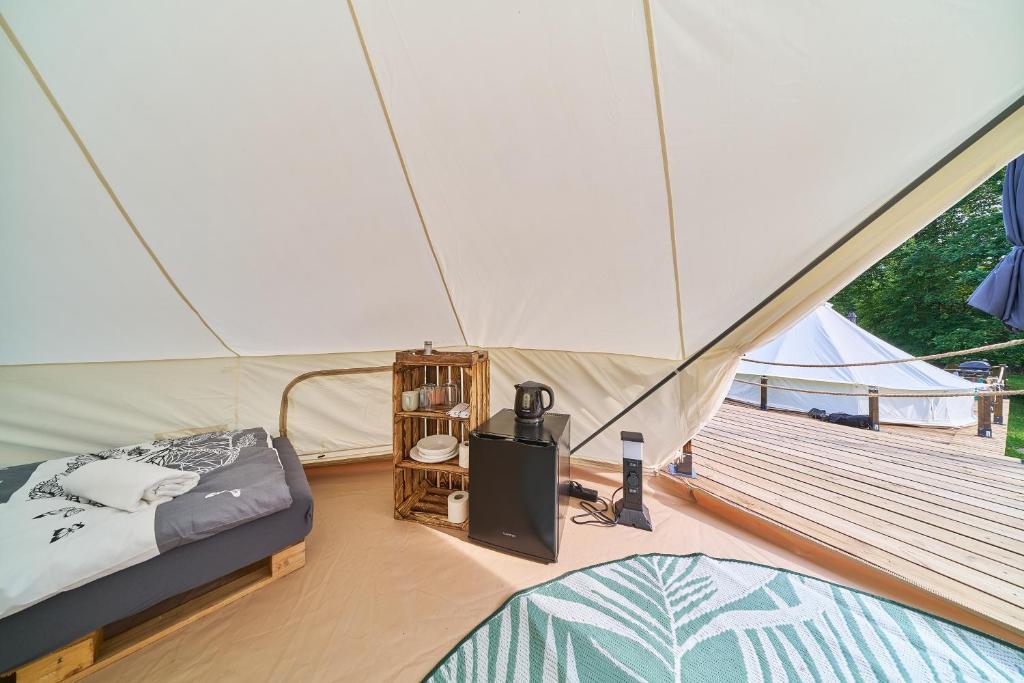 Postel nebo postele na pokoji v ubytování Glamping Slapy