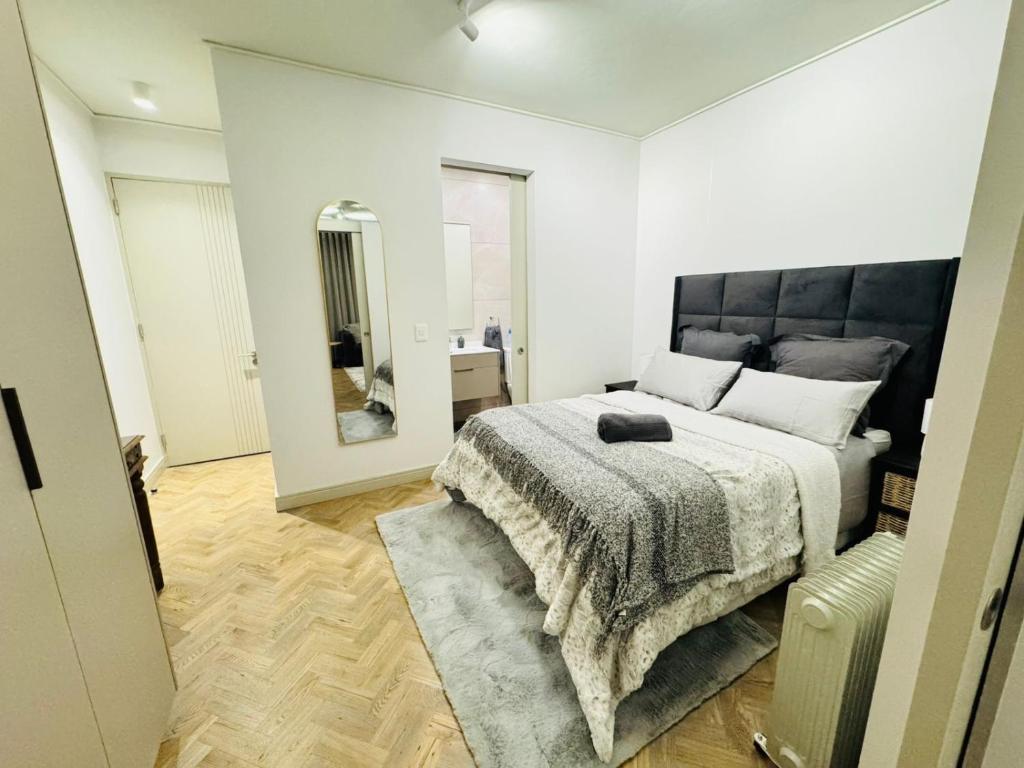 Ένα ή περισσότερα κρεβάτια σε δωμάτιο στο Chic at One Rosebank