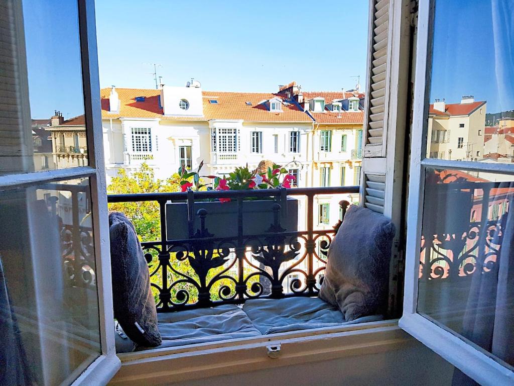un balcon avec vue sur un immeuble dans l'établissement 28 m2 Hypercenter studio Garden view Elevator, à Nice