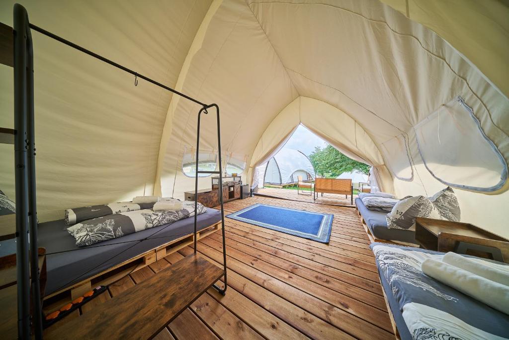 Postel nebo postele na pokoji v ubytování Glamping Slapy