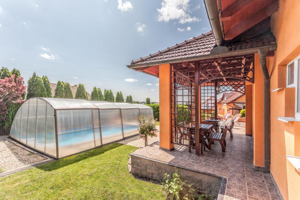 Bazén v ubytování Chalupa na vinařské stezce nebo v jeho okolí