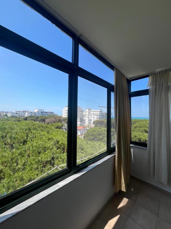 ein Zimmer mit Fenstern mit Blick auf ein Feld in der Unterkunft The Soft Pines Escape in Golem