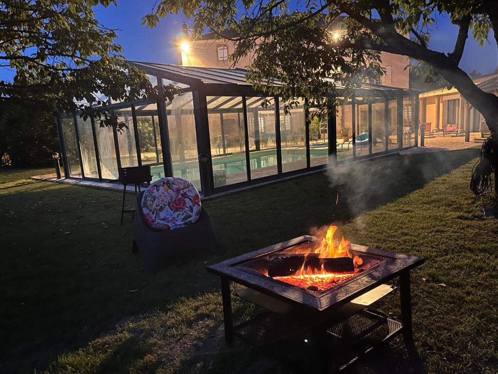 - un foyer extérieur dans une cour à côté d'un bâtiment dans l'établissement Demeure de Charme de la Gravière, à Mably