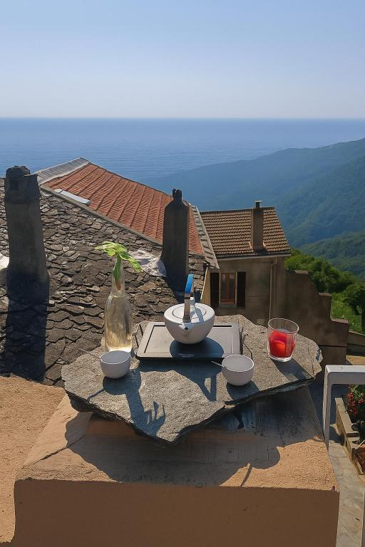 une table avec des bols et une brosse à dents au sommet d'un toit dans l'établissement La Tour A Torra Tower vue panoramique, à Porri