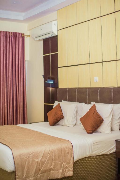 Voodi või voodid majutusasutuse Forever Hotel and Suites toas