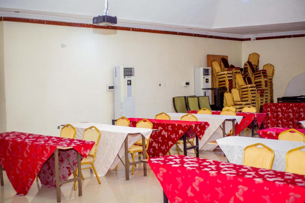 Istumisnurk majutusasutuses Forever Hotel and Suites