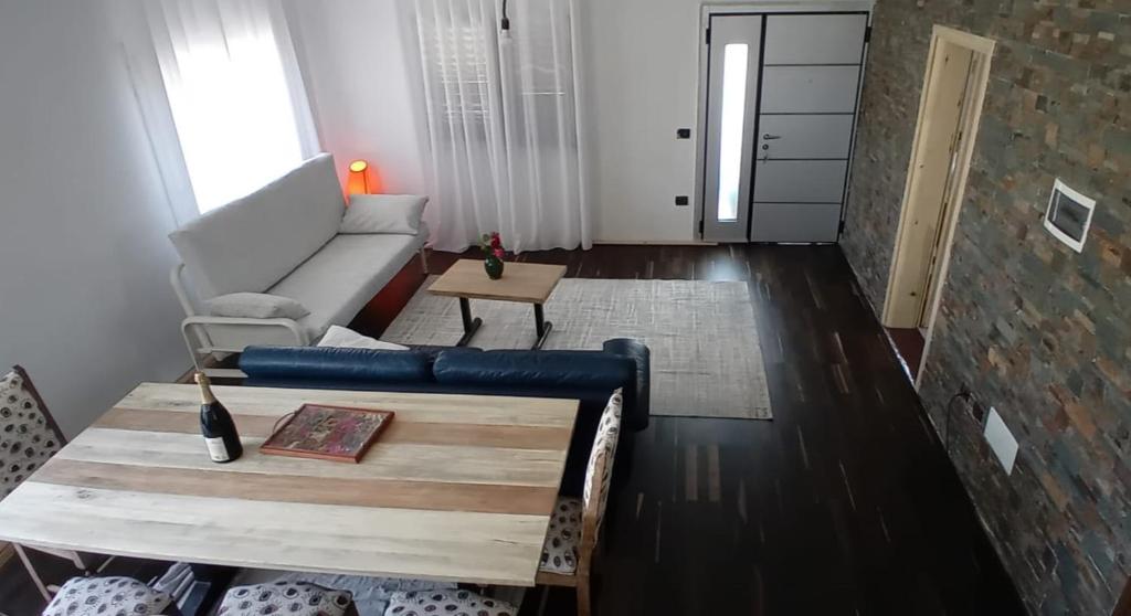 un salon avec un canapé et une table dans l'établissement Elira House, à Rrashbull