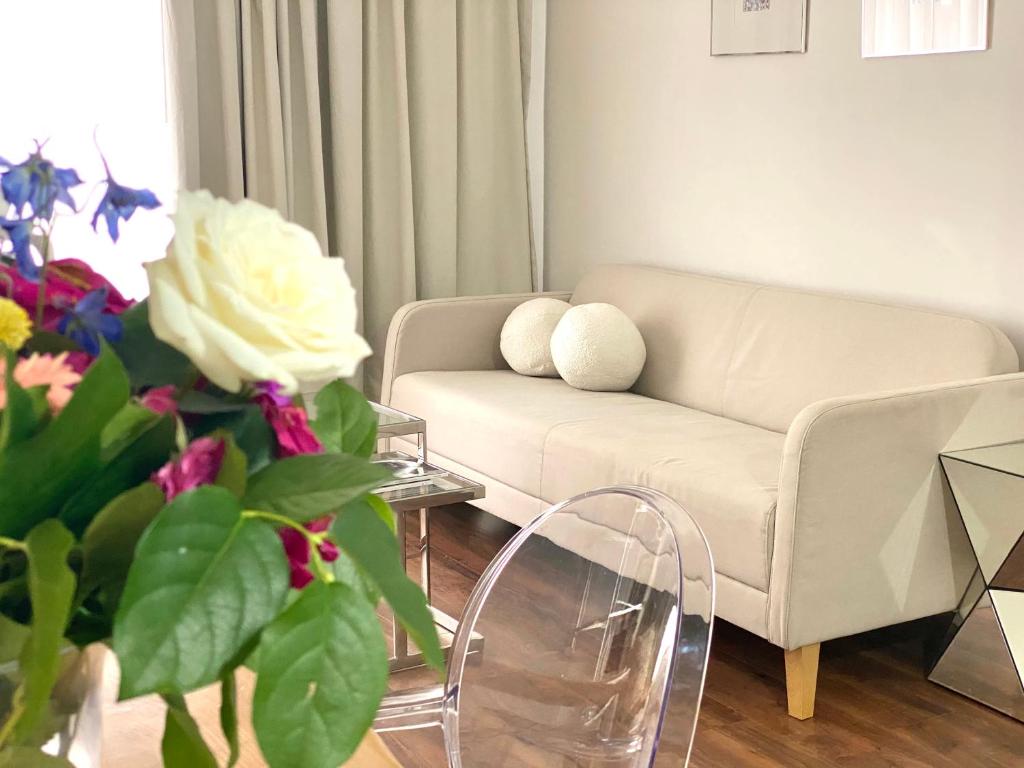 Hotel Perfect Dublin Residence Free Wifi, a living room with a couch and a table at Perfect Dublin Residence Free Wifi in Dublin