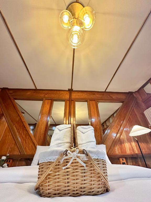 Postel nebo postele na pokoji v ubytování บ้านต้นไม้ The Tree House ณคอนศรี ใกล้วัดเจดีย์ ไอ้ไข่