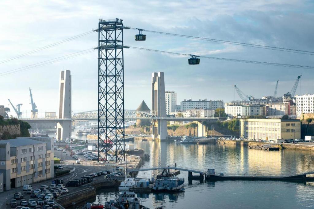 - une vue sur une ville avec une rivière et un pont dans l'établissement Appartement rue du Bouguen, à Brest