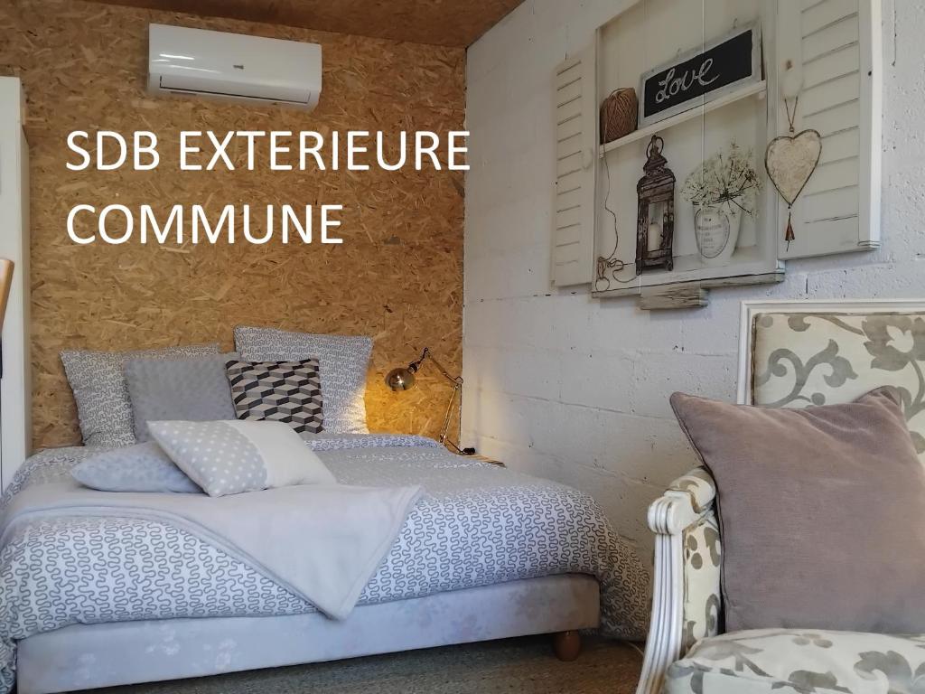 Postel nebo postele na pokoji v ubytování Le laboratoire shabby chic de la parfumerie du manoir