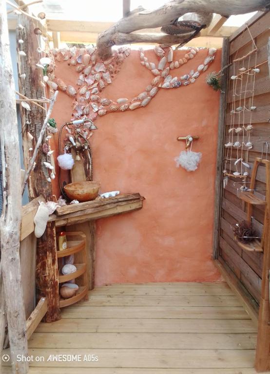 une pièce avec un comptoir et un mur avec une chaîne dans l'établissement D'Ici ou D'ailleurs, à Barneville-Carteret