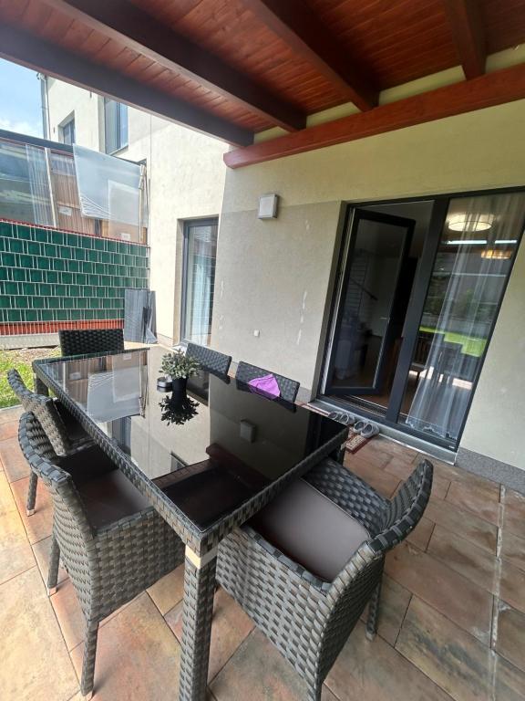 Φωτογραφία από το άλμπουμ του Villa many separate rooms with Free Parking Praha 4 libuš στην Πράγα