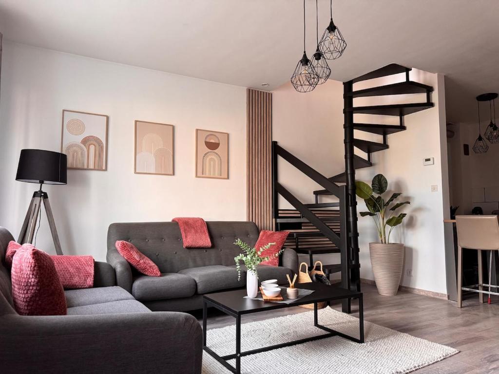 un salon avec un canapé et une table dans l'établissement L'Échappée Belle Amandinoise, à Saint-Amand-les-Eaux