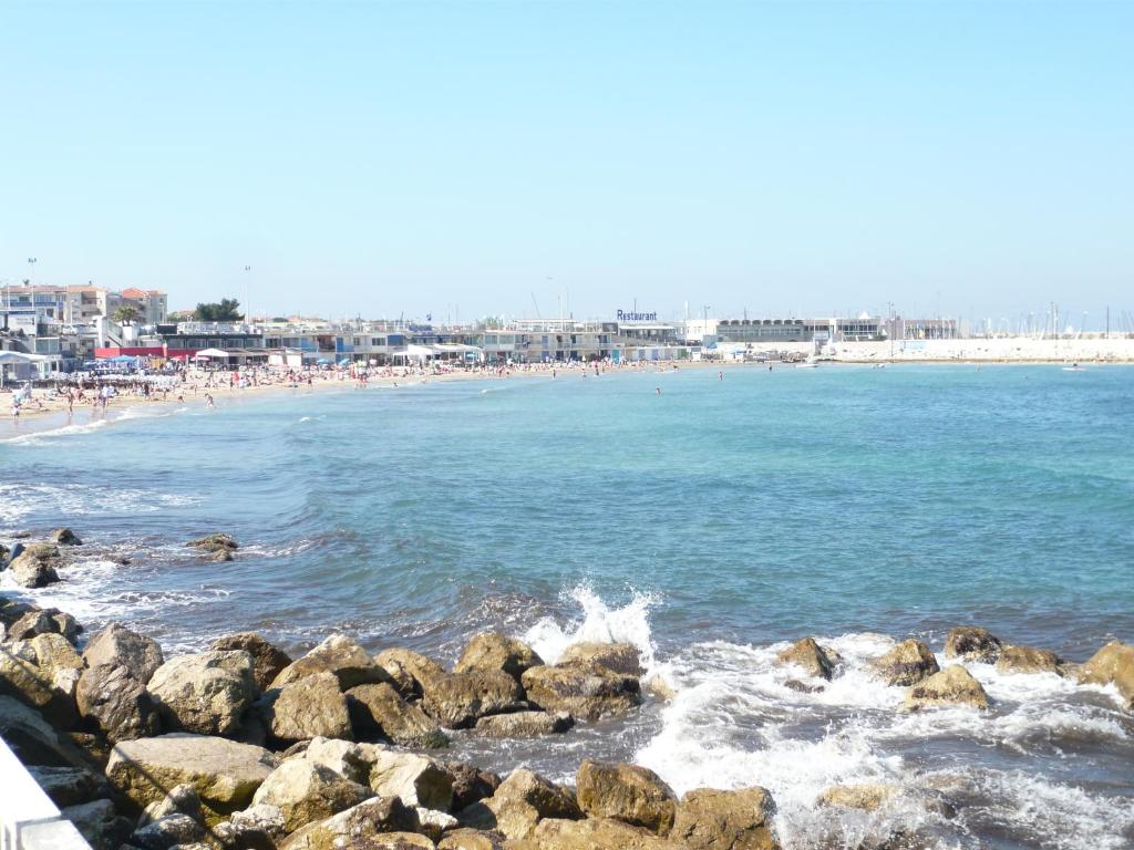 - une plage avec des rochers et des gens sur la plage dans l'établissement Mes rêves, à Marseille