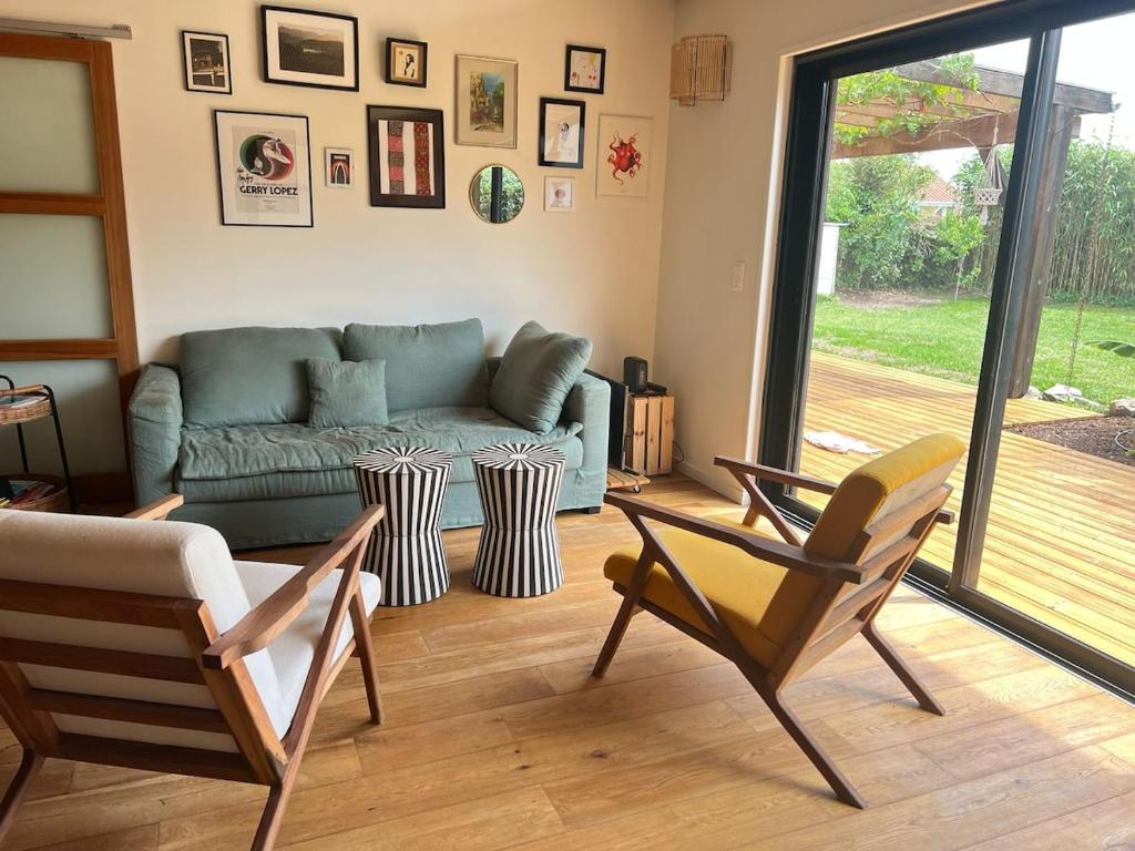 Posezení v ubytování Seignosse Family House with Big Garden