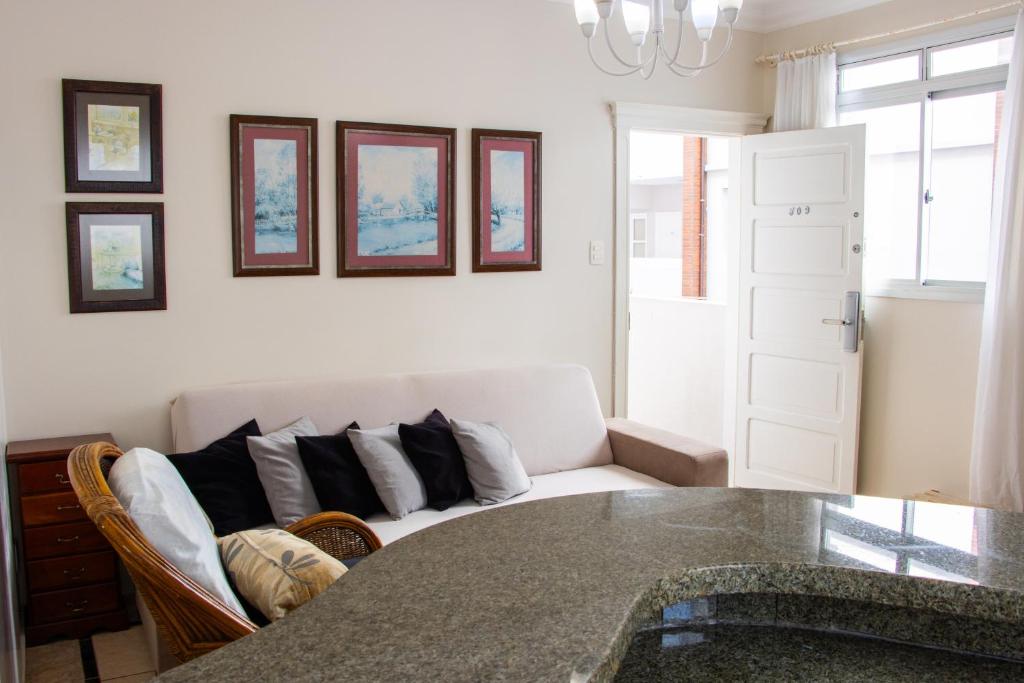 巴拉奈里奥-坎布里乌Apartamento no centro, bem localizado, na praia的客厅里有一张沙发和一张桌子。