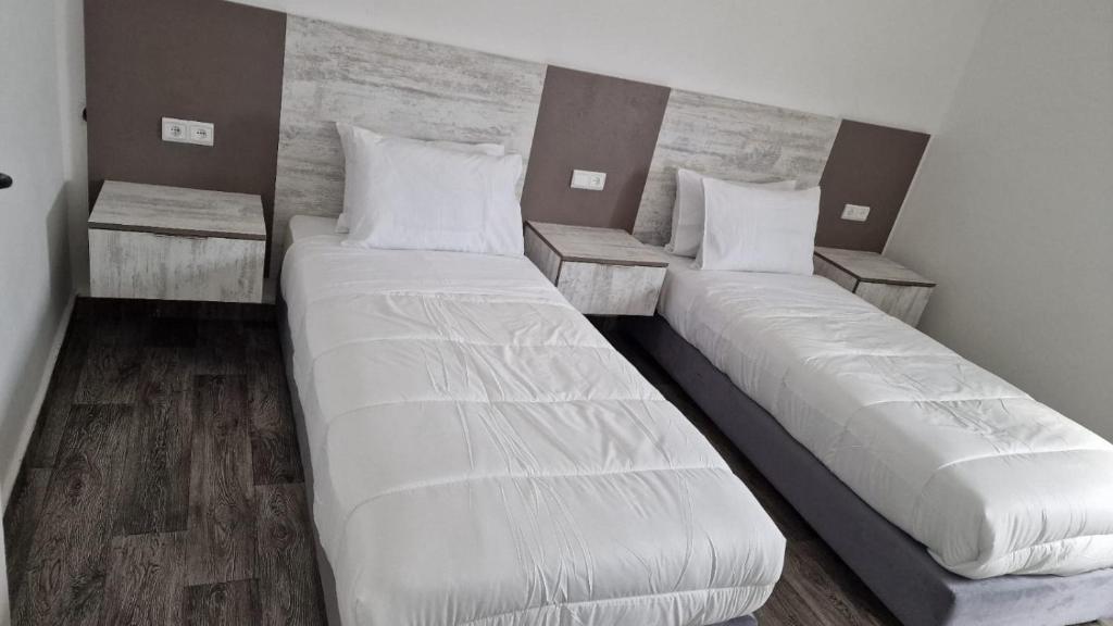Katil atau katil-katil dalam bilik di Hôtel Mandy