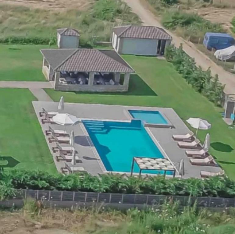 Bazén v ubytovaní Katerina's Resort alebo v jeho blízkosti