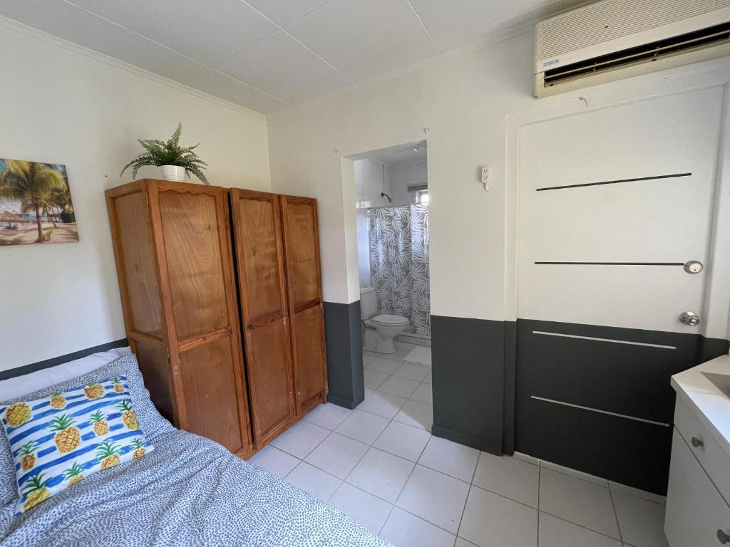 a bedroom with a bed and a bathroom at Simple Studio at Studenthouse Casa Caia in Willemstad