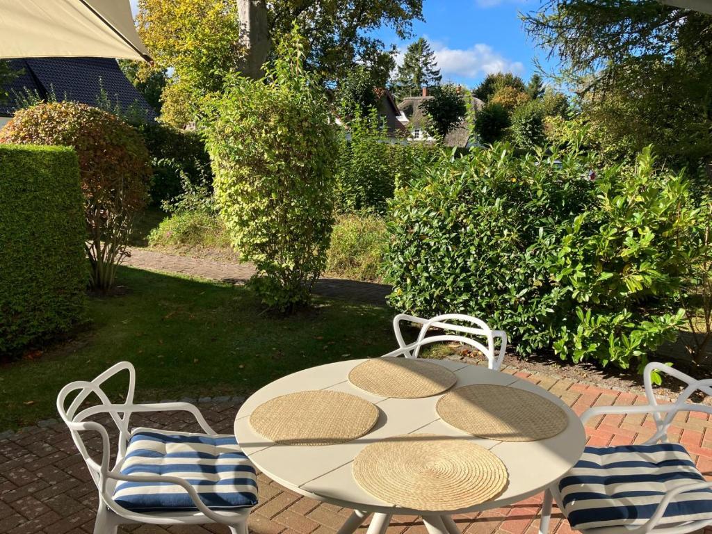 a table and two chairs and a table and chairs at Ferienwohnung Störtebeker in Zingst
