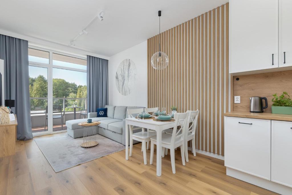 Kuchyň nebo kuchyňský kout v ubytování Apartament 3MOLA Ku Morzu - Basen, Balkon oraz Prywatny Taras na dachu, Free Parking, 150 metrów do Morza