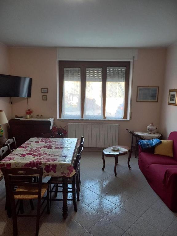 a living room with a table and a couch at Vacanze da Susy Casa Silvana in Passignano sul Trasimeno