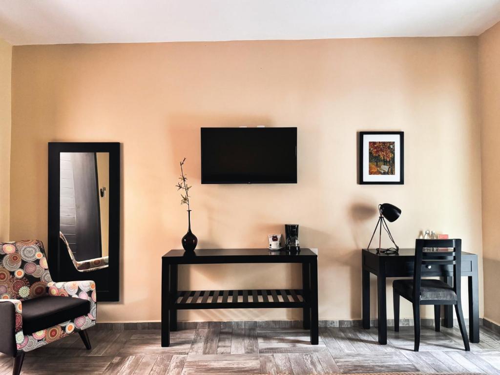 TV a/nebo společenská místnost v ubytování Finca Garullo Hotel Boutique