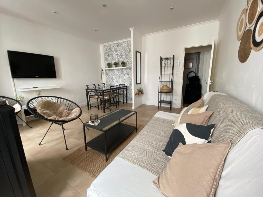 un salon avec un canapé et une table dans l'établissement 2 pièces hyper centre, à Nice