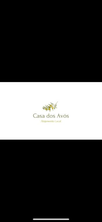 a black and white banner with a logo on it at Casa dos avós in Maceira