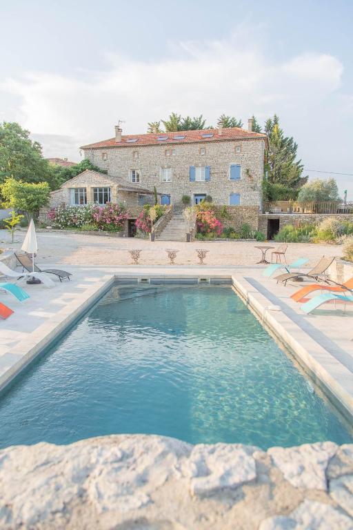 une piscine devant une maison dans l'établissement Le Mas d'Elise, à Saint-Hippolyte-de-Caton