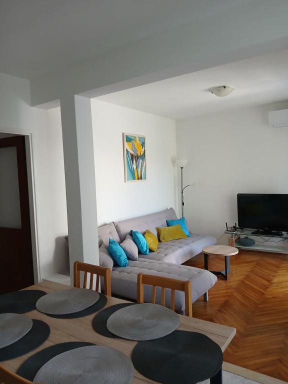 TV a/nebo společenská místnost v ubytování Apartman Maja