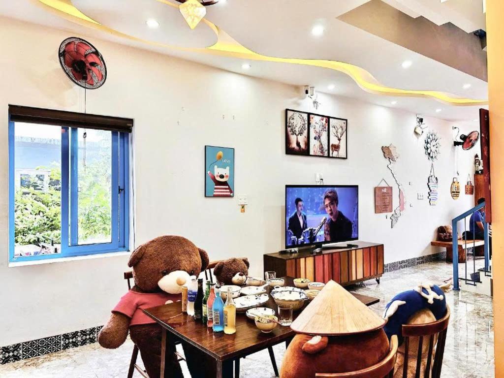 TV a/nebo společenská místnost v ubytování Lazy Bear Villa By The Little Hoi An