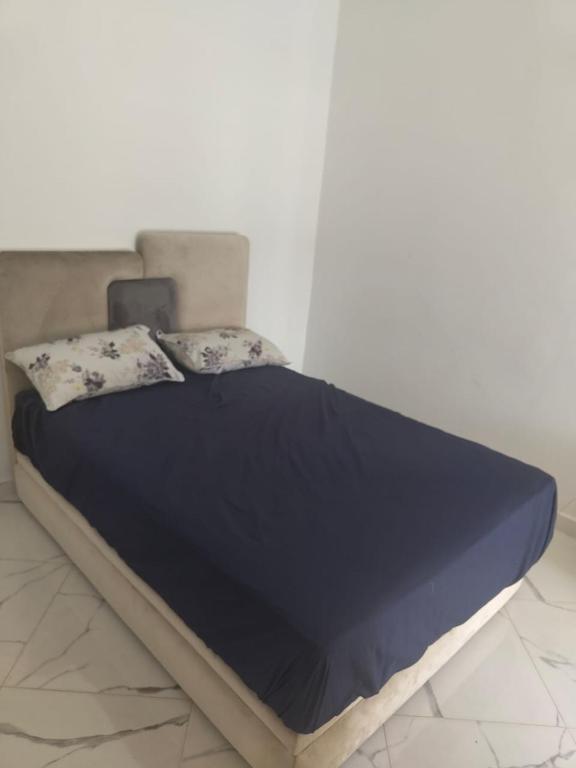 Rúm í herbergi á Chambre privée Saidia proche plage