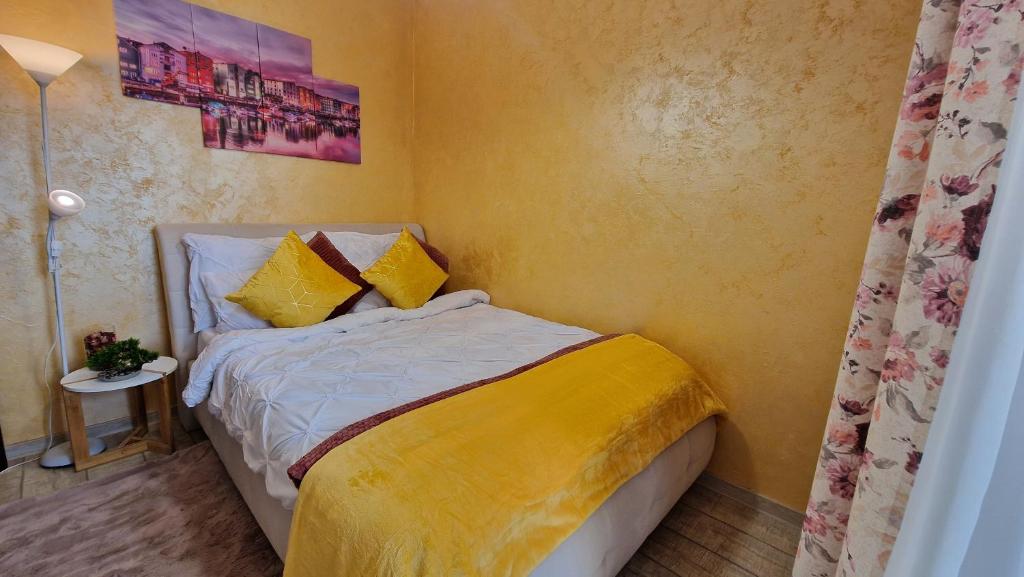 Postel nebo postele na pokoji v ubytování Elite View Loft Palas near the Center